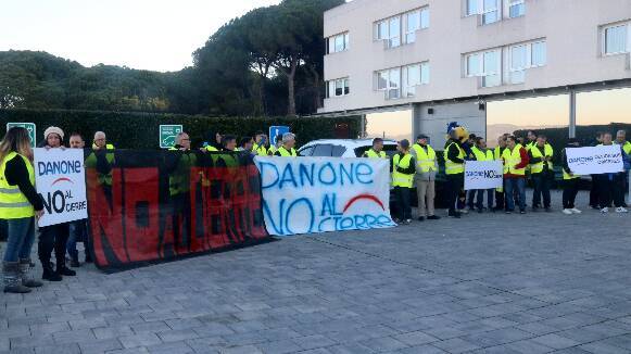 Protesta massiva dels treballadors de Danone a Parets del Vallès contra el tancament de la fàbrica