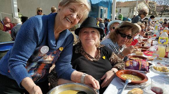 Martorelles celebra la 6a edició de la Festa de l'Olla amb escudella i 'barrets estrafolaris'