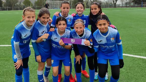 El Club CE Llerona promou la igualtat de gènere: tots els equips femenins del club porten el braçalet lila en honor al 8M