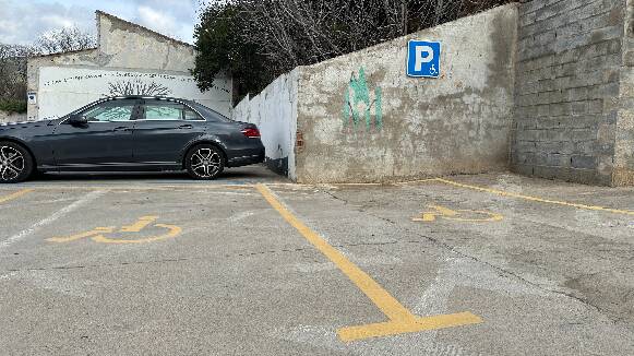 La Policia Local intensifica els controls i multa 5 conductors per mal ús de les places d'aparcament per a persones amb mobilitat reduïda