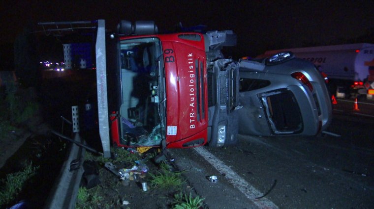 Un camió bolcat obliga a tallar l'AP-7 a Sant Cugat del Vallès tota la matinada de dissabte