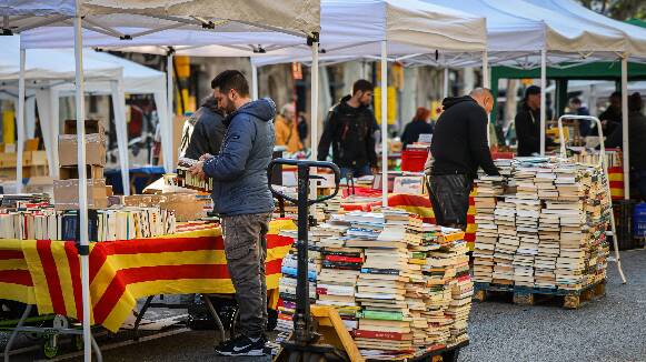 Sant Jordi es reinventa: milions de roses i llibres omplen Barcelona en un debat vibrant sobre el nou sistema de copagament