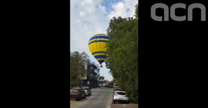 Aterratge d'emergència d'un globus aerostàtic en un carrer de la Garriga