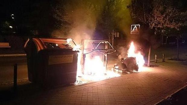 Un incendi calcina cinc contenidors i afecta dos vehicles estacionats a Sabadell