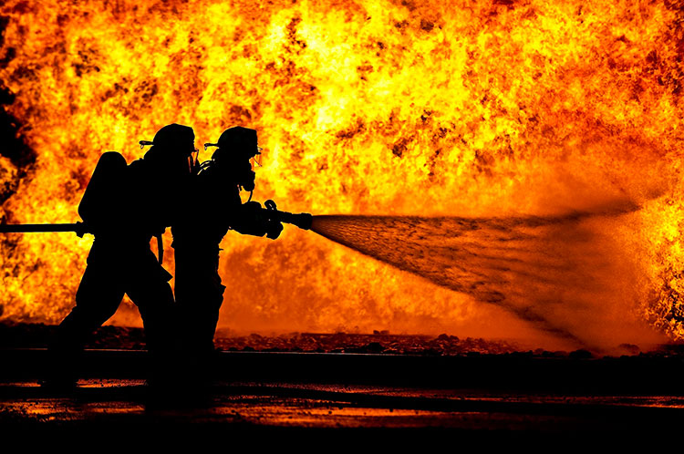 Un incendi calcina tres dipòsits de 1.000 litres en una indústria de vernissos de Polinyà