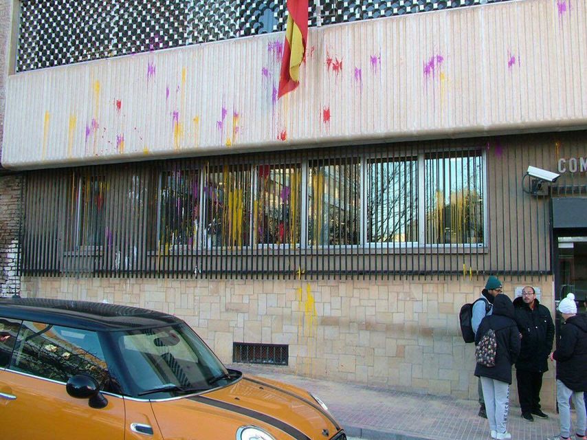 Pinten de groc la façana i la porta lateral de la comissaria de la policia espanyola a Terrassa