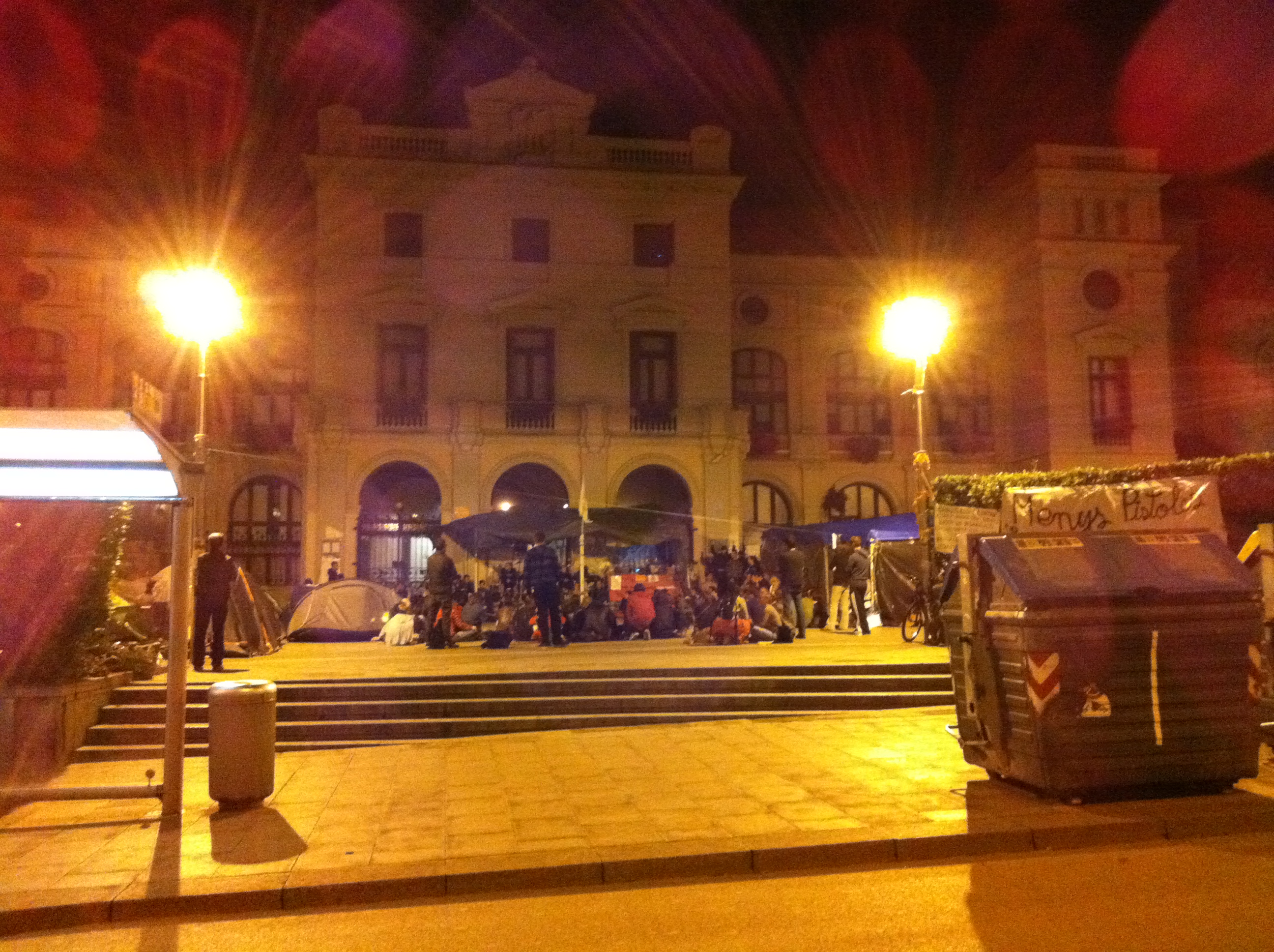 Una trentena de membres del CDR ocupen l'Ajuntament de Sabadell carregats amb motxilles i sacs de dormir