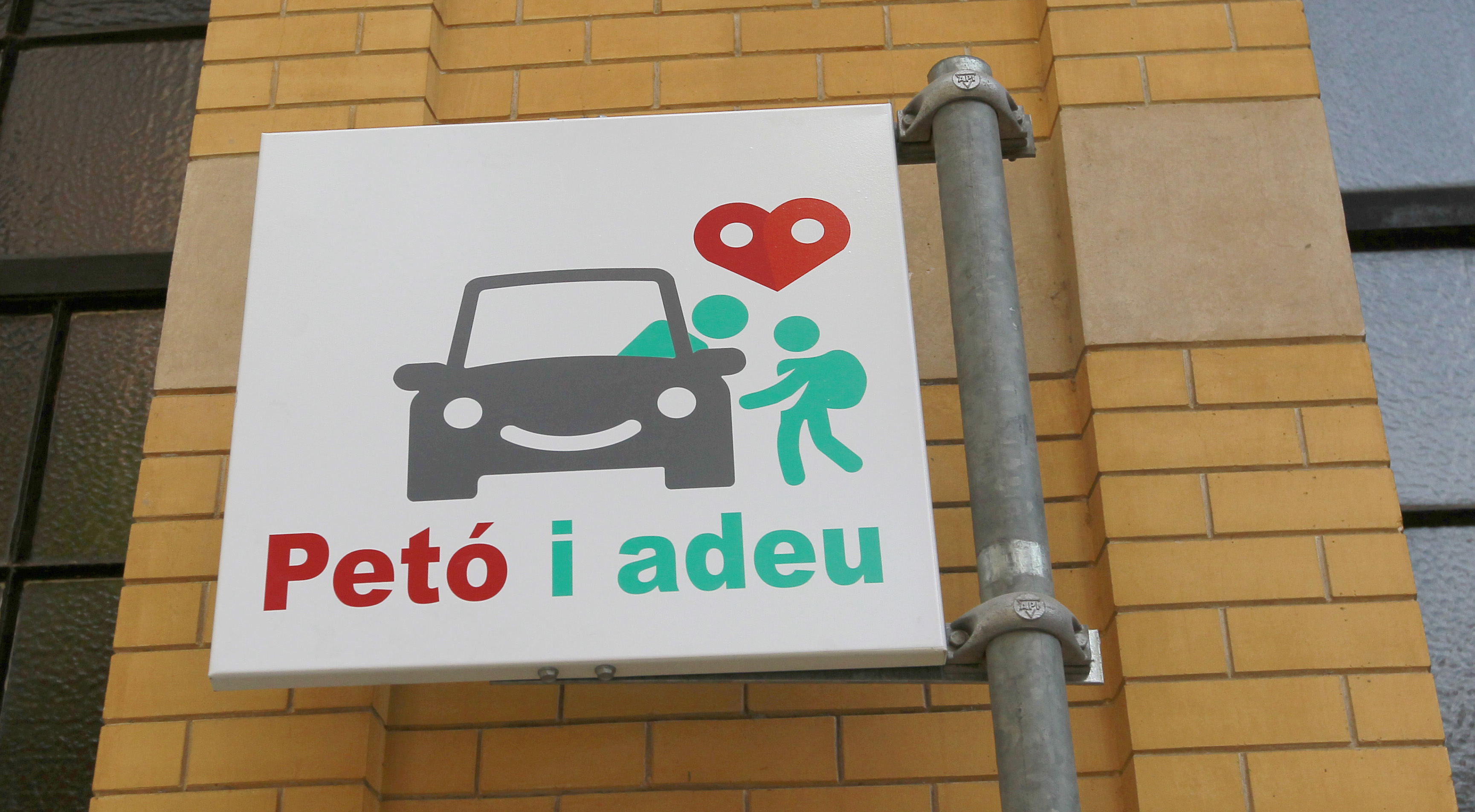 Sabadell crea unes places d'aparcament temporal per agilitar  les entrades i sortides de l'escola