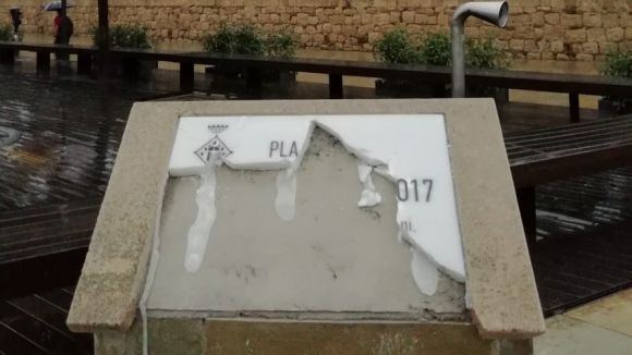 Apareix trencada la placa de la nova plaça de l'U d'Octubre de Sant Cugat del Vallès