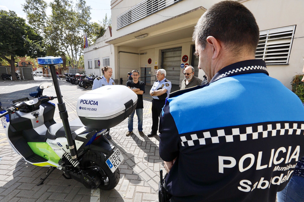Sabadell haurà d'indemnitzar amb 10.000 euros un policia ferit en caure-li a sobre la porta del garatge de la comissaria