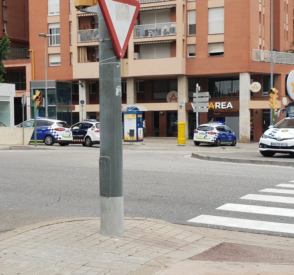 Sabadell defensa l'actuació policial contra els encaputxats que volien retirar la pancarta de suport als presos