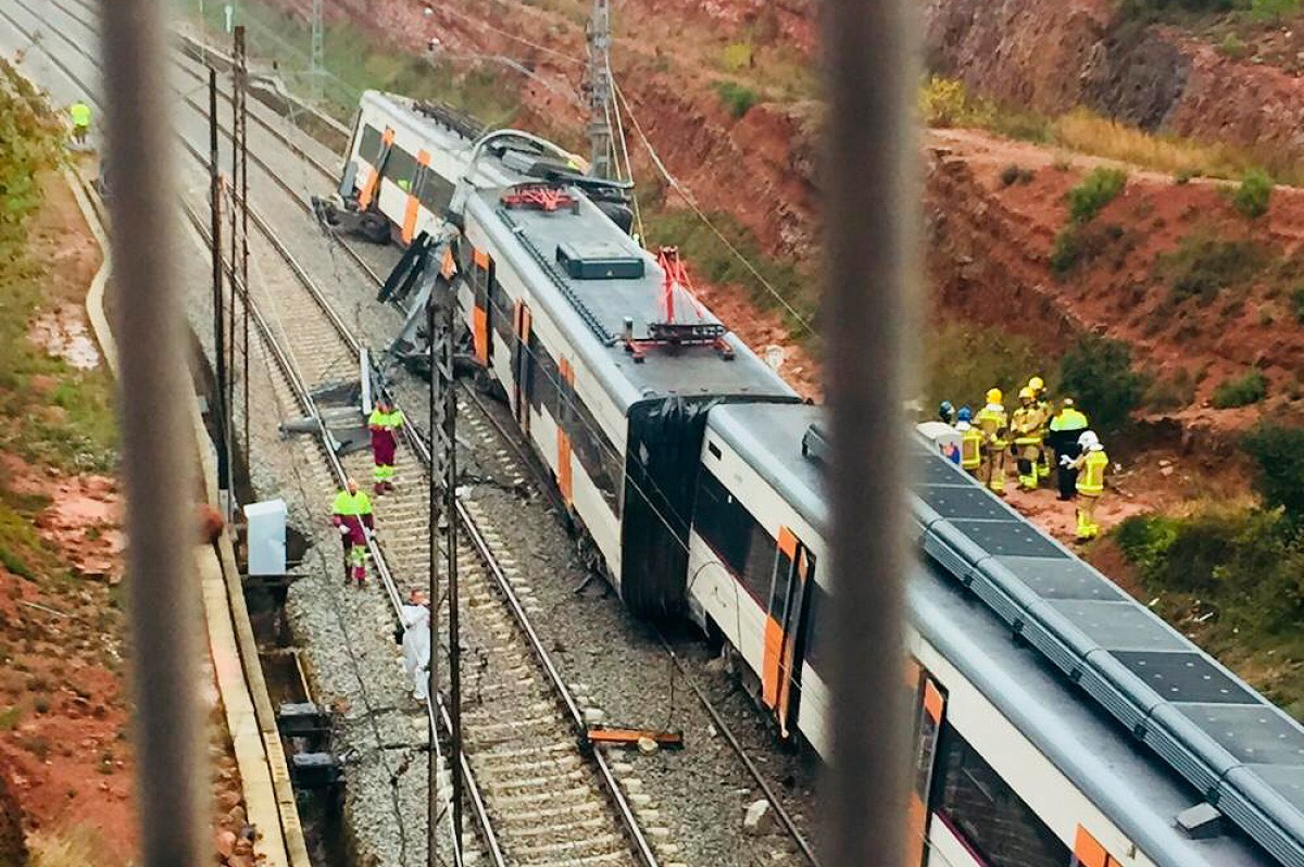 Un mort, cinc ferits i 44 lleus en el descarrilament d'un tren de Rodalies a Vacarisses