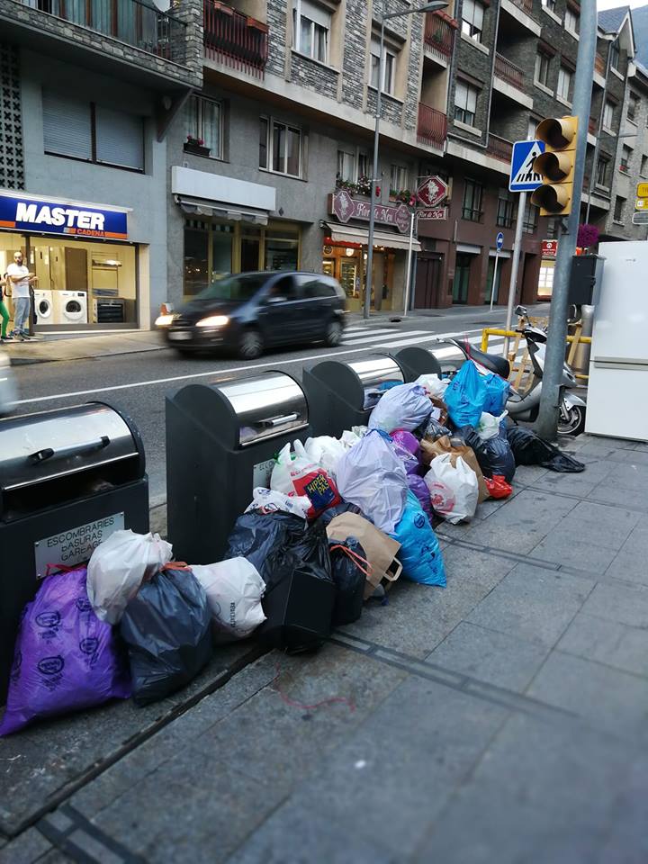 L'Ajuntament de Sabadell i l'empresa de neteja Smatsa apropen posicions per evitar la vaga d'escombraries