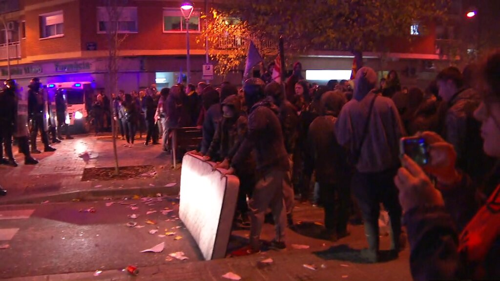 Càrregues policials i contenidors cremats a Terrassa després d'una manifestació de VOX a favor de la Constitució