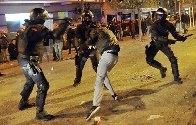 Els ferits en les càrregues policials de Terrassa presentaran una demanda conjunta contra els Mossos d'Esquadra