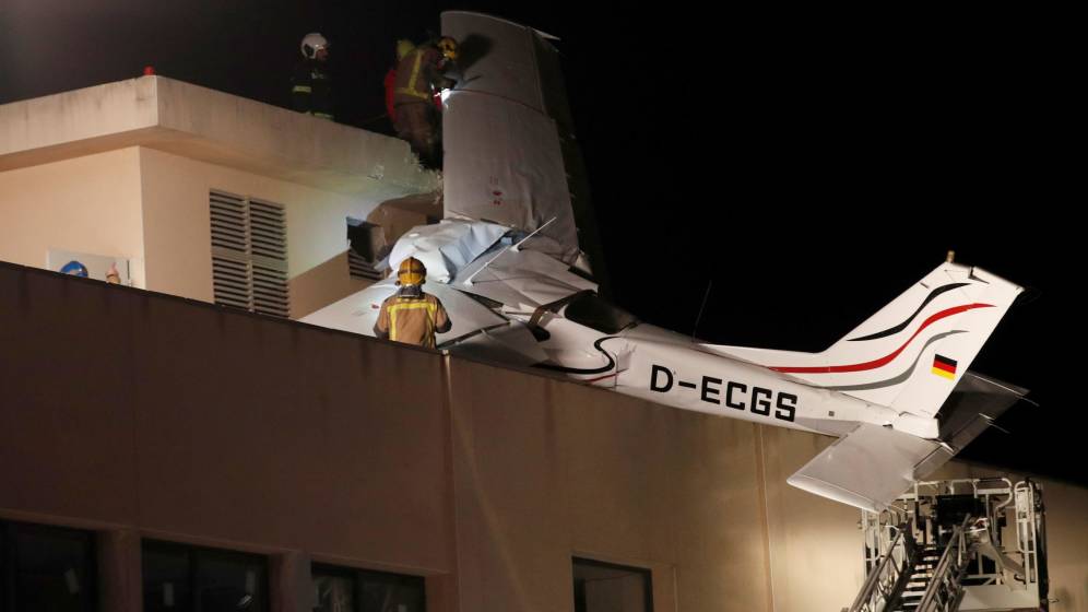 Els Bombers baixen l'avioneta sinistrada a Badia del Vallès per fer l'excarceració dels cossos de les dues víctimes