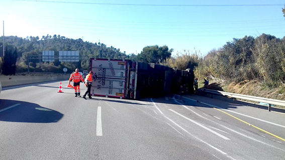 Ferit lleu el conductor d'un camió que ha bolcat a l'AP-7 a Sant Cugat del Vallès