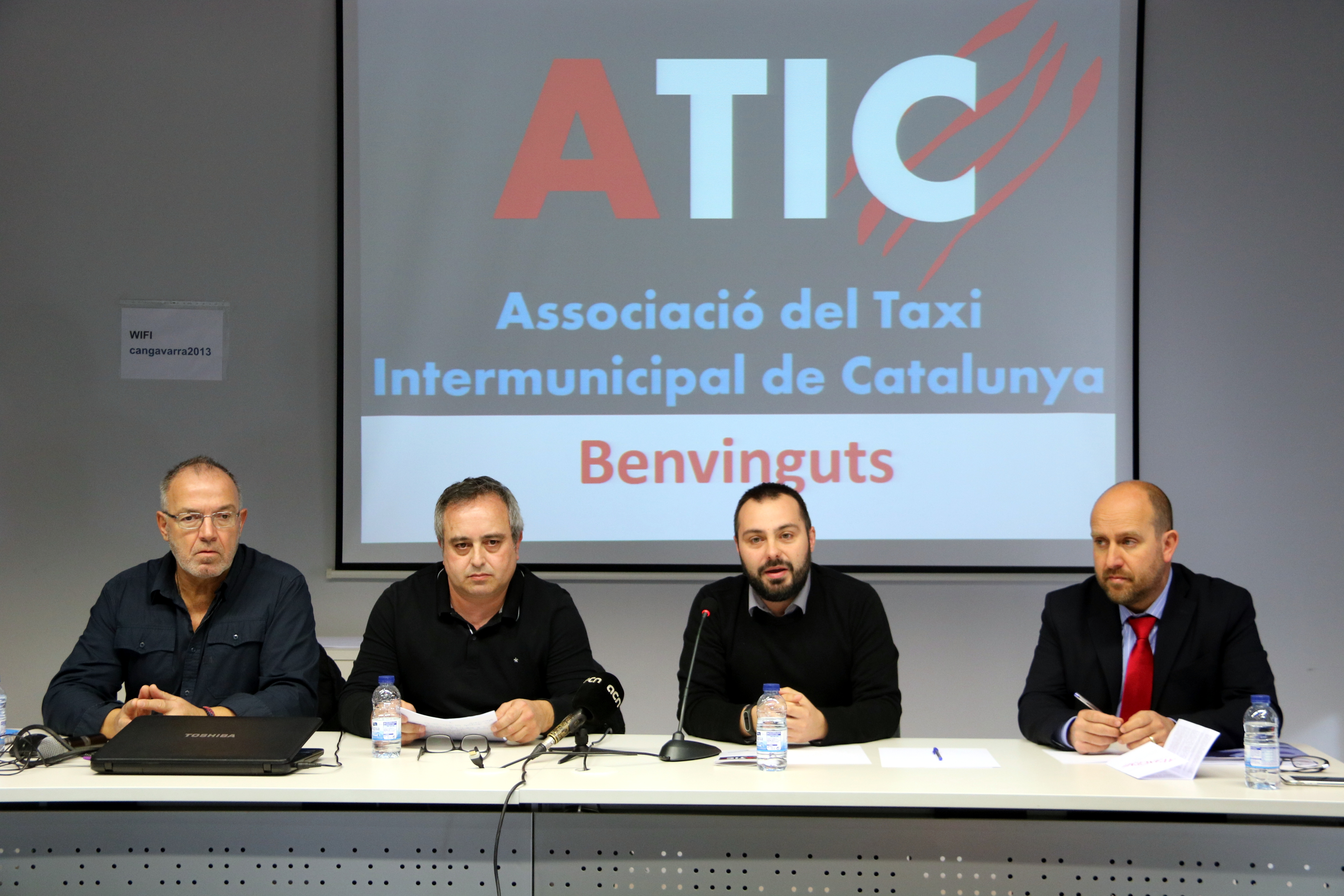 Neix una nova associació de taxistes per "professionalitzar i fer avançar" el sector