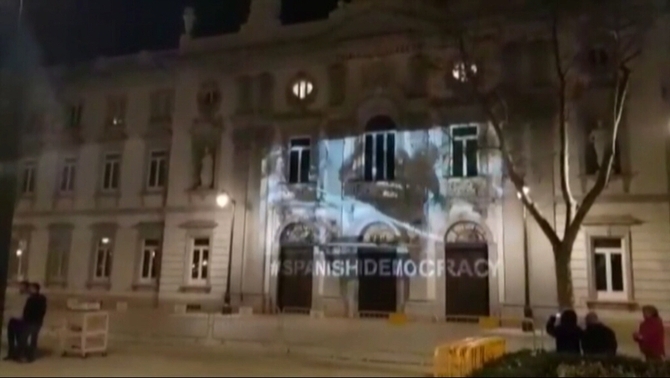 Projecten un vídeo amb càrregues policials de l'1-O a la façana del Tribunal Suprem