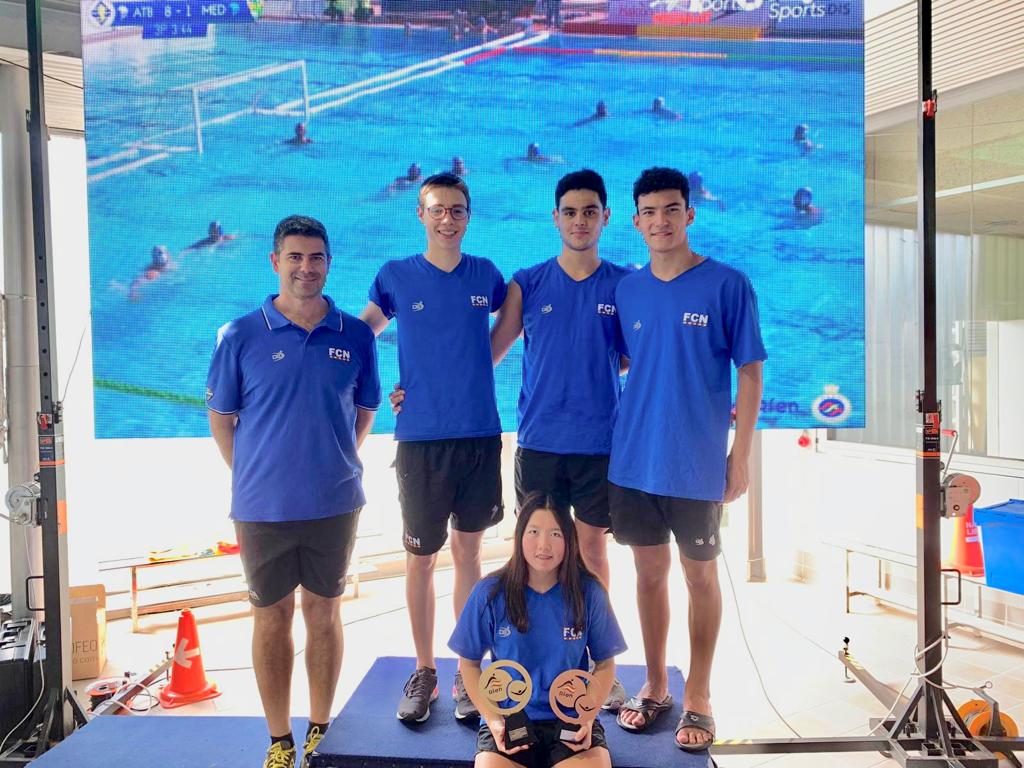 Els quatre nedadors del Club Natacio Granollers amb la selecció catalana aixequen el títol de campions d’Espanya per Comunitats