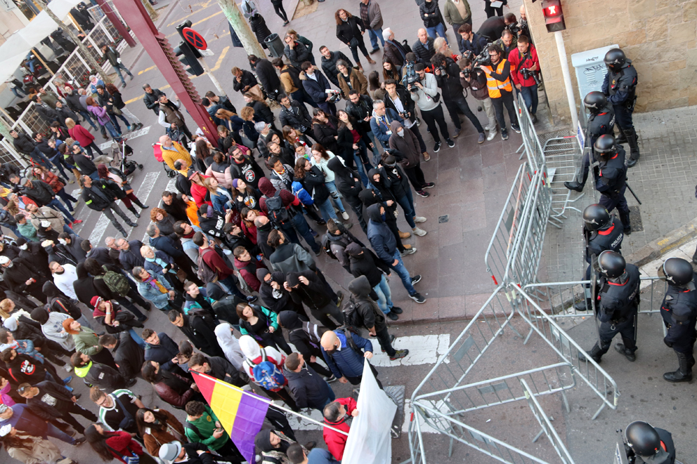 Desenes d'antifeixistes protesten contra un acte de Vox a Sabadell