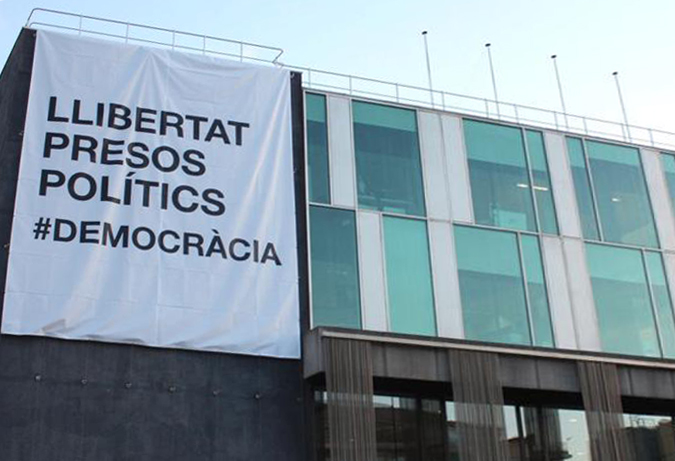 La Junta Electoral insta l’Ajuntament de Sant Cugat a retirar la pancarta de suport als presos independentistes