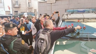 Sàmper estudia denunciar el guàrdia civil que l’ha acusat d’”animar” els manifestants del registre a Unipost