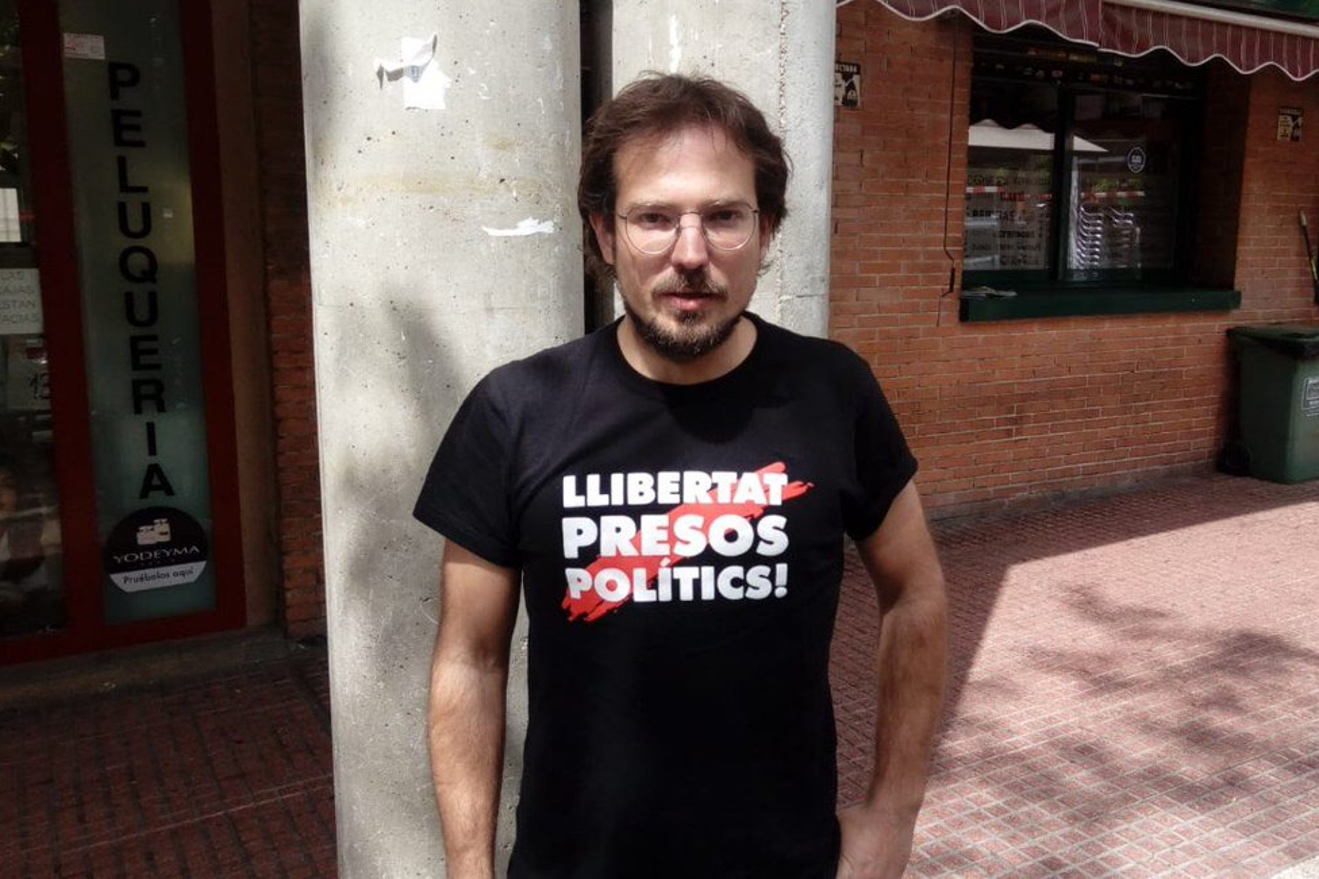 La policia expulsa de la sala un exregidor de la CUP de Sabadell per dur 'Llibertat presos polítics' a la samarreta