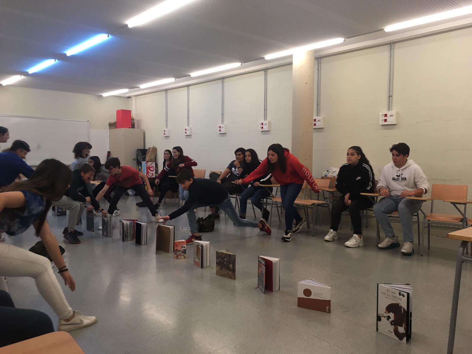 Els alumnes de 2n d'ESO de l'IES Maria de Bell-Lloc de Bigues i Riells  reflexionen sobre els conflictes bèl·lics, a través d'un taller de la biblioteca municipal