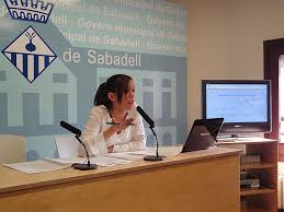 La nova alcaldessa de Sabadell surt del ple d'investidura escortada per la Policia Local