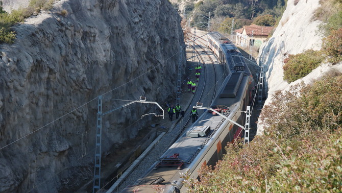 Comencen a retirar els trens accidentats a Vacarisses i Castellgalí