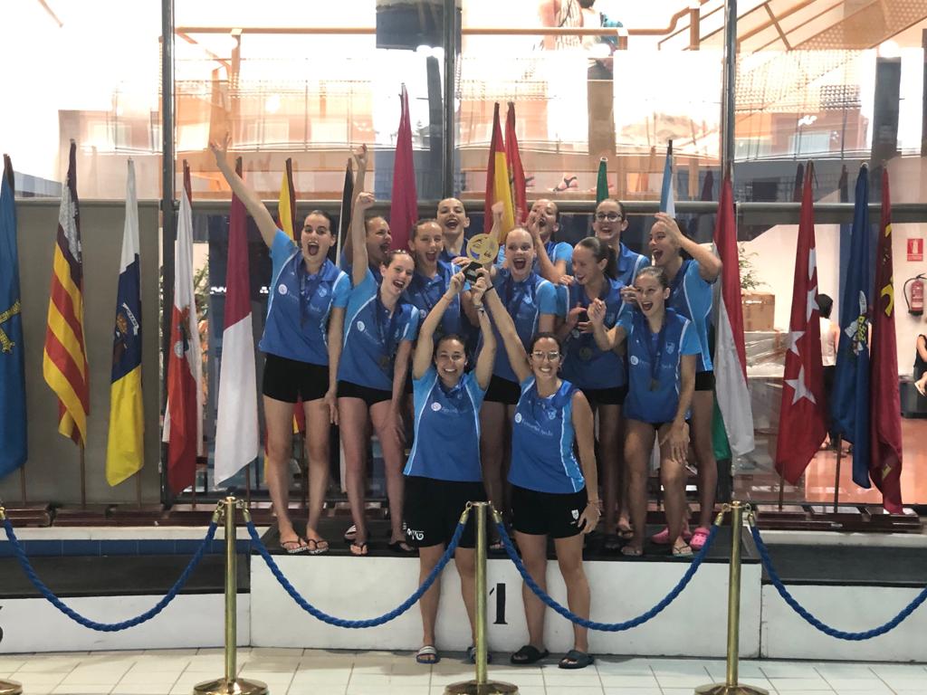 Les infantils del Club Natació Granollers aixequen el trofeu de campiones d’Espanya