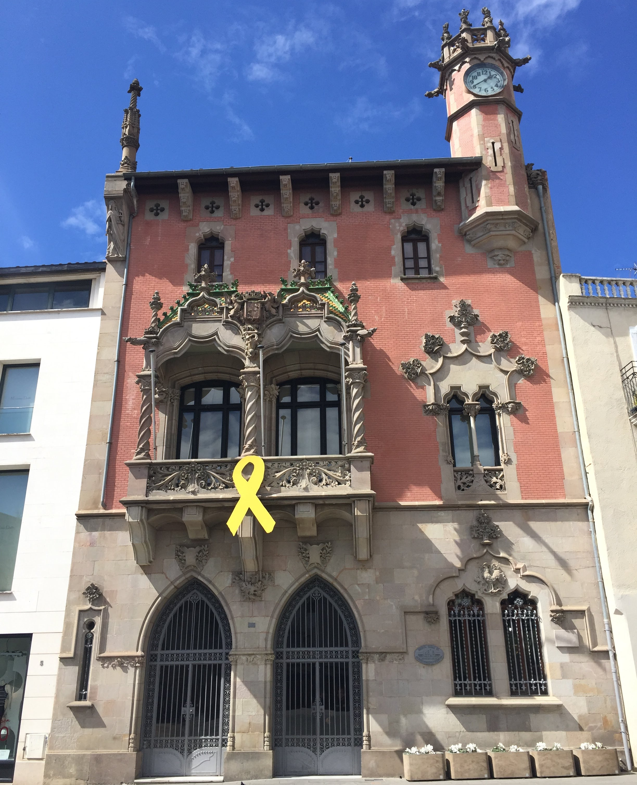 El govern de Granollers descarta tornar a posar el llaç groc a la façana de l’ajuntament