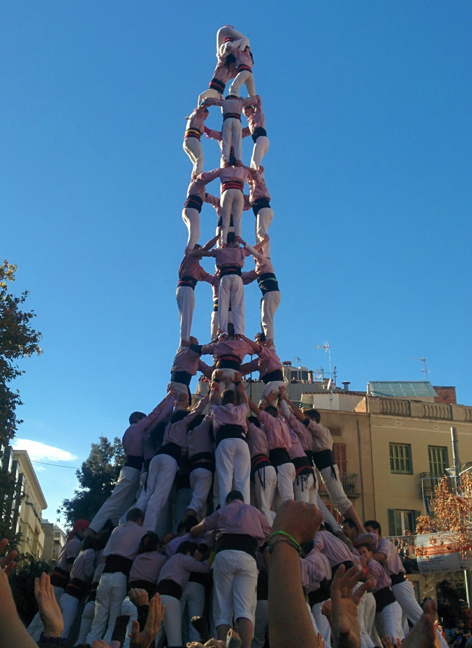 Castellers de Barcelona, de Vilafranca i Minyons fan vibrar la plaça Sant Jaume en la Diada Històrica de la Mercè