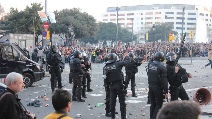 AMPLIACIÓ:Batalla campal a Sabadell després d'una concentració davant de la comissaria de la Policia Nacional