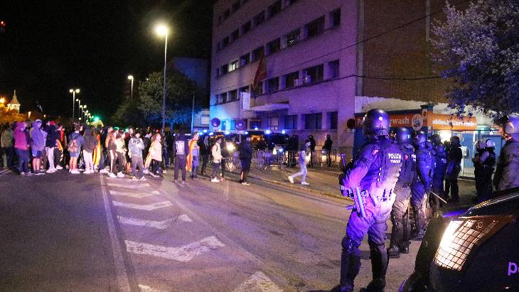 L'Ajuntament de Sabadell rebutja els aldarulls posteriors a la concentració davant la comissaria de la policia espanyola