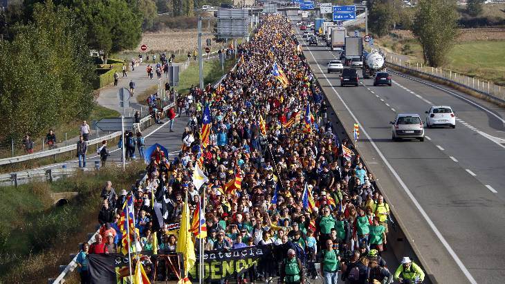 Milers de persones participen a la Marxa de la Llibertat que aquest dimecres ha sortit de Vic passant per la C-17 en direcció Barcelona, a l'alçada de Malla