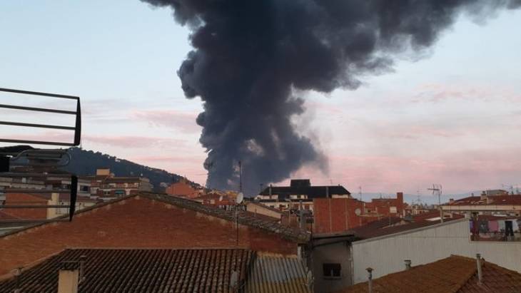Un incendi crema una nau de reciclatge de dissolvents i residus industrials a Montornès del Vallès