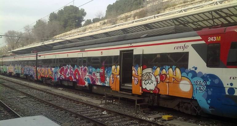Detinguts dos grafiters quan pintaven un tren estacionat a Montcada