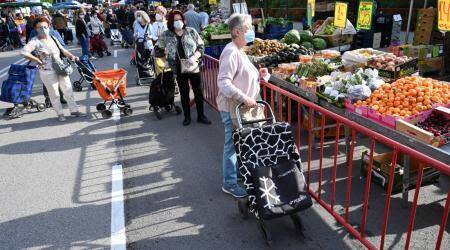 El mercat del dijous a Granollers s'estén a les places Barangé i Pau Casals, amb totes les parades d'alimentació