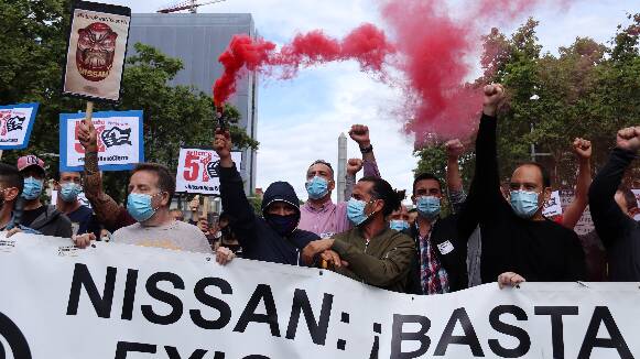 Treballadors de Nissan es manifesten davant la residència de Frank Torres a Sant Cugat