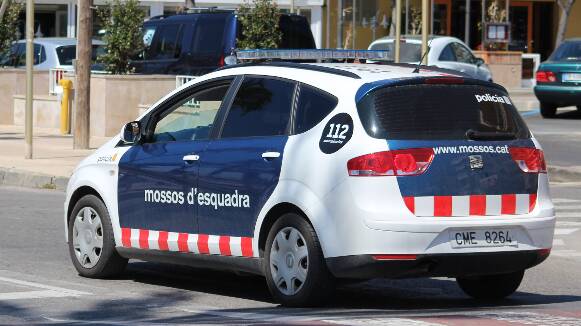 Detenen dos homes per cinc robatoris violents a botigues de telefonia al Vallès Oriental, Baix Llobregat i Tarragonès