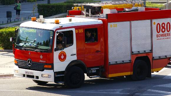 Evacuades cinc persones per dos incendis a Sabadell i Sant Carles de la Ràpita