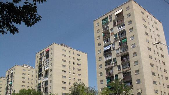 Uns veïns frustren l'ocupació d'un pis a Terrassa entrant pel balcó amb una escala