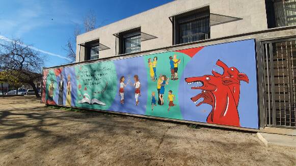 S'omple de color la façana del Centre Cultural de Canovelles