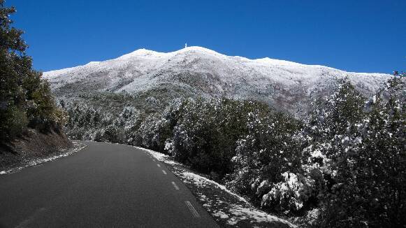 AMPLIACIÓ: El Montseny s'omple de visitants per anar a veure la neu
