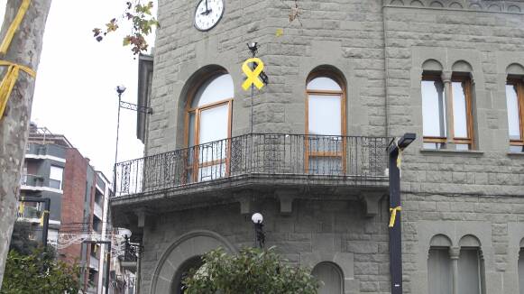 L'Ajuntament de Parets despenjarà el llaç groc durant el període electoral per requeriment judicial