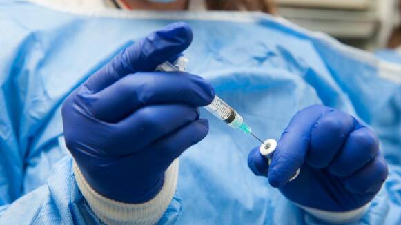 Sanitat recomana posposar la vacunació als menors de 55 anys que ja s'hagin infectat