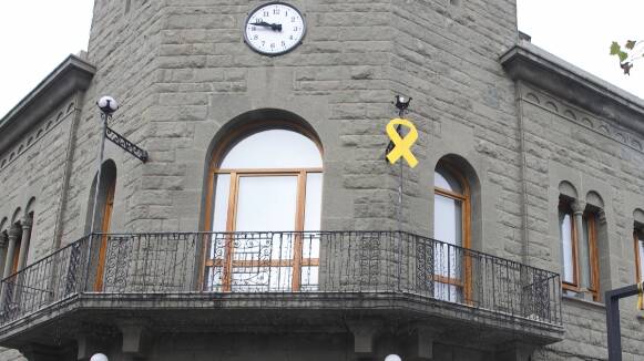 El llaç groc torna a lluir a la façana de l'Ajuntament de Parets del Vallès