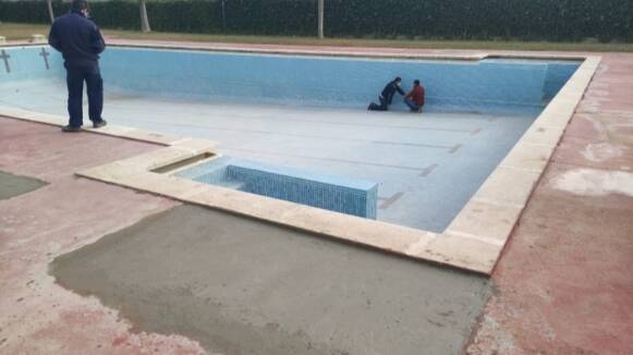 S'inicia la reparació de la piscina descoberta de la Zona Esportiva Municipal de Corró d'Avall
